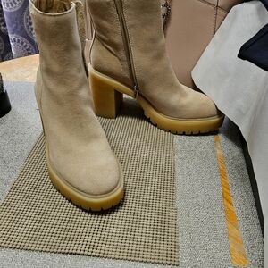 Ladies suede boots, super comfortable, even with the heel!!